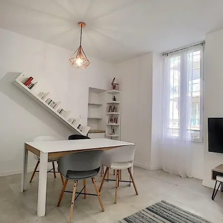 Nestor&jeeves - House Of Cards - - Very Close Sea Apartment