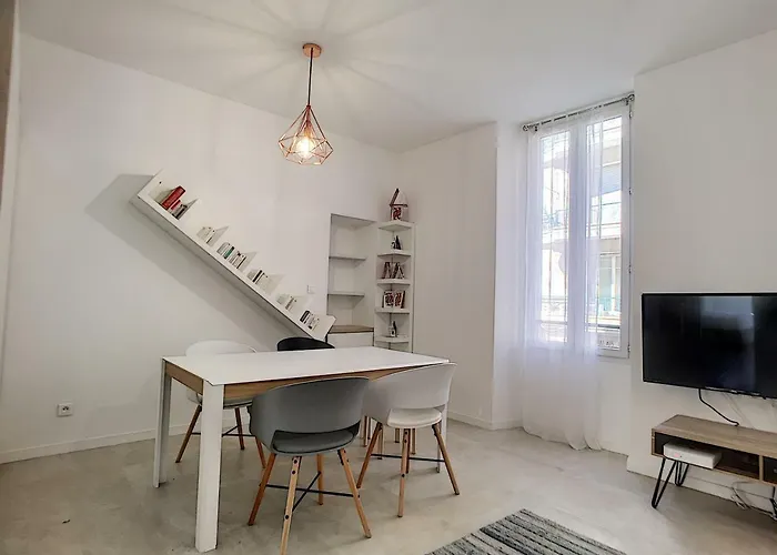 Nestor&jeeves - House Of Cards - - Very Close Sea Apartament